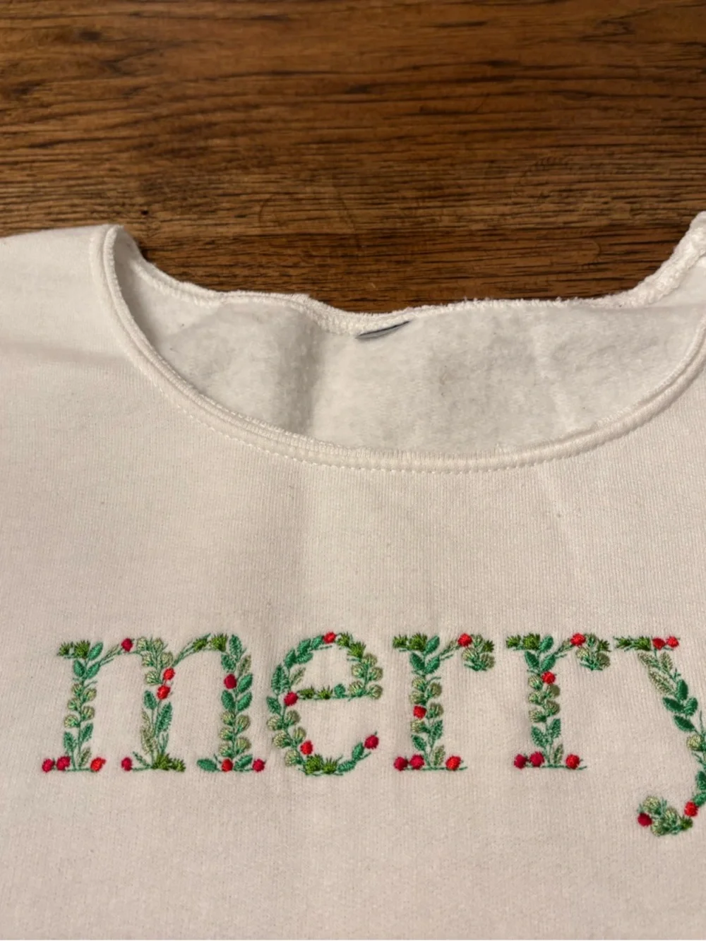 Merry Embroidered Christmas Sweatshirt White Holly Berry Holiday Women’s Medium